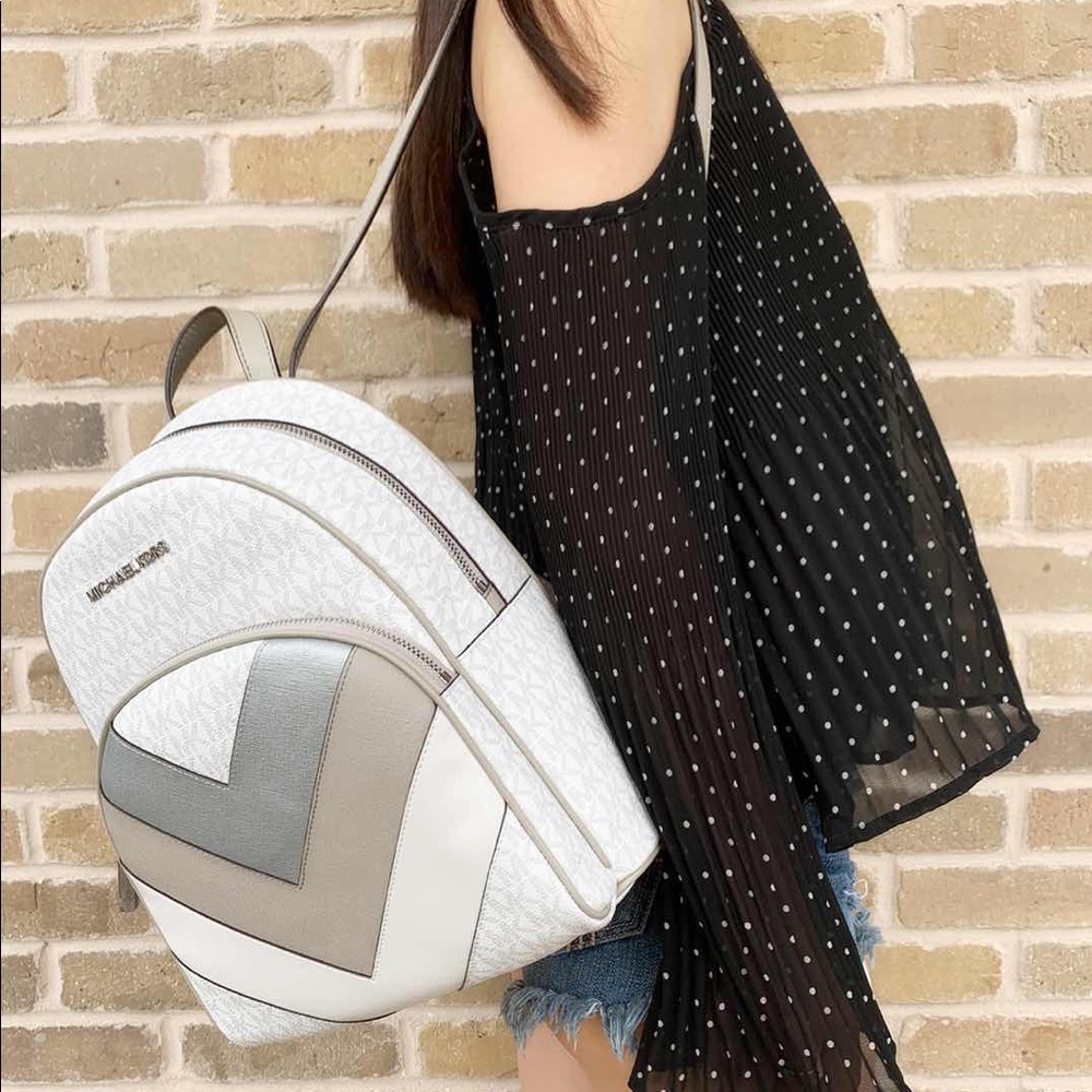 SALE🎊🎁Gaby’sBags👜💕-Michael Kors 🎒 backpack - Picture 3 of 3